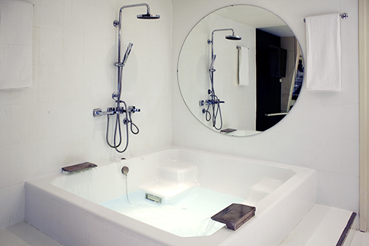 La Gran Suite de la França Travellers dispone de un espectacular Bañera de hidromasaje
